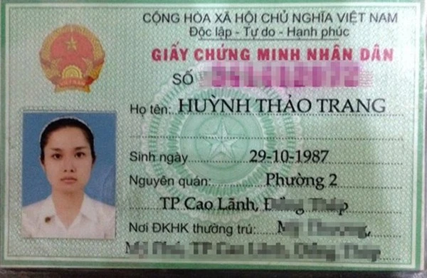 Bà xã của tiền đạo Phan Thanh Bình sở hữu gương mặt tròn, bầu bĩnh. Hiện tại, cô lấn sân showbiz trong vai trò người mẫu, diễn viên. So với thủa chưa nổi tiếng, Thảo Trang bây giờ đẹp và quyến rũ hơn. Xem ảnh, tên tuổi thật của sao Việt trên CMND và hộ chiếu