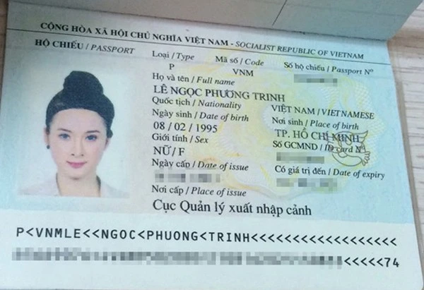 Angela Phương Trinh sở hữu chiếc ảnh thẻ có phần chững chạc hơn tuổi thật trong passport. Lúc này "bà mẹ nhí" vẫn chưa nâng mũi. Xem ảnh, tên tuổi thật của sao Việt trên CMND và hộ chiếu