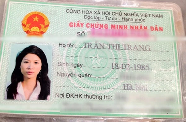 Trang Trần sinh năm 1985, cô bị chê già hơn đáng kể so với tuổi thật của mình. Nữ người mẫu từng bị hiểu lầm nói dối, khai gian vài tuổi để làm nghề. Cô đã rất tức giận và chụp lại ảnh thẻ chứng minh để minh oan cho bản thân. Xem ảnh, tên tuổi thật của sao Việt trên CMND và hộ chiếu
