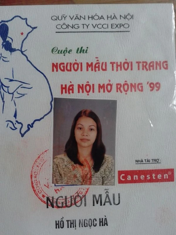 Mới đây, tên và ảnh của nữ hoàng giải trí - Hồ Ngọc Hà trên chiếc thẻ dự thi người mẫu đăng tải trên trang cá nhân khiến cư dân mạng phát sốt. Tấm thẻ như một minh chứng kỷ niệm cho ngày đầu chập chững bước chân vào showbiz. Và đây là một kỷ niệm khó quên và chính điều đó cũng góp công làm nên một Hà Hồ thành công như ngày hôm nay. So với thủơ mới vào nghề, nữ ca sĩ bây giờ trắng trẻo và quyến rũ hơn. Xem ảnh, tên tuổi thật của sao Việt trên CMND và hộ chiếu