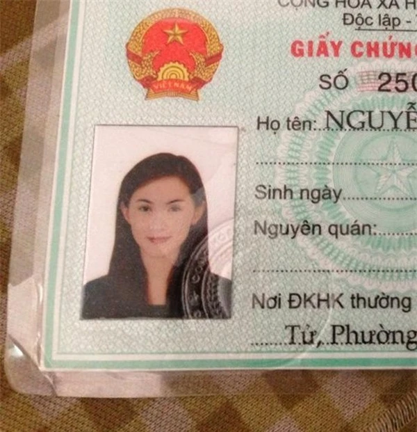 Hotgirl Kelly tên thật là Nguyễn Tú Anh. Trải qua nhiều lần phẫu thuật thẩm mỹ, cô cũng có chiếc cằm và gương mặt V-line ưng ý. Xem ảnh, tên tuổi thật của sao Việt trên CMND và hộ chiếu