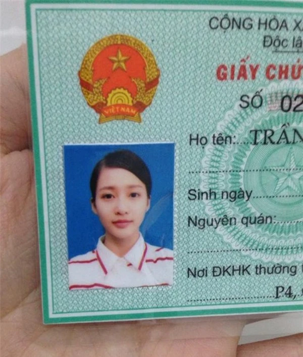 Ảnh chứng minh thư của hotgirl Khả Ngân không khác ảnh đời thường là mấy. Cô vẫn trẻ trung, xinh xắn và đáng yêu. Nhiều ý kiến còn cho rằng nữ diễn viênTrở về 3trông như học sinh cấp 2. Xem ảnh, tên tuổi thật của sao Việt trên CMND và hộ chiếu