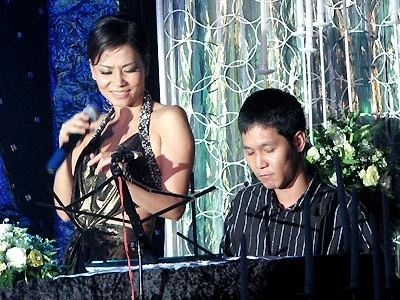 Thu Minh - Hoài Sa:Nhạc sĩ Hoài Sa được xem là người đặt những viên gạch đầu tiên cho thành công của Thu Minh trong sự nghiệp ca hát. Cả hai cũng từng có 8 năm mặn nồng bên nhau, trở thành một cặp đôi được ngưỡng mộ trong làng showbiz Việt. 4 cặp sao Việt vẫn thân thiết khi tình yêu tan vỡ