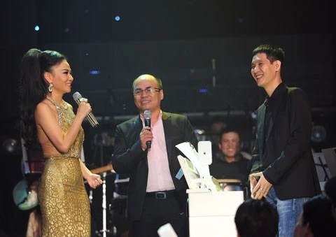 Trong đêm liveshow Dấu ấn của Thu Minh, nhạc sĩ Hoài Sa đã đứng cùng “mối tình 8 năm” trên sân khấu. Anh đệm đàn cho cô thể hiện hai tình khúc quen thuộc là Giọt mưa thu (Đặng Thế Phong) và Phút cuối (Lam Phương). Với Thu Minh, Hoài Sa luôn là người đệm đàn hay nhất. Trong khi đó, Hoài Sa khẳng định: "Đối với Hoài Sa, hay nhất hay thế nào không quan trọng mà quan trọng là chỉ có duy nhất một Thu Minh trên đời thôi". 4 cặp sao Việt vẫn thân thiết khi tình yêu tan vỡ
