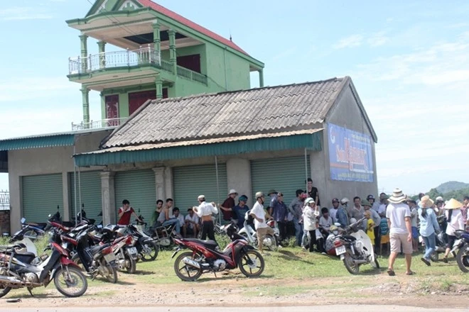Người dân hiếu kỳ tập trung xem hiện trường vụ việc. Người dân hiếu kỳ tập trung xem hiện trường vụ việc.