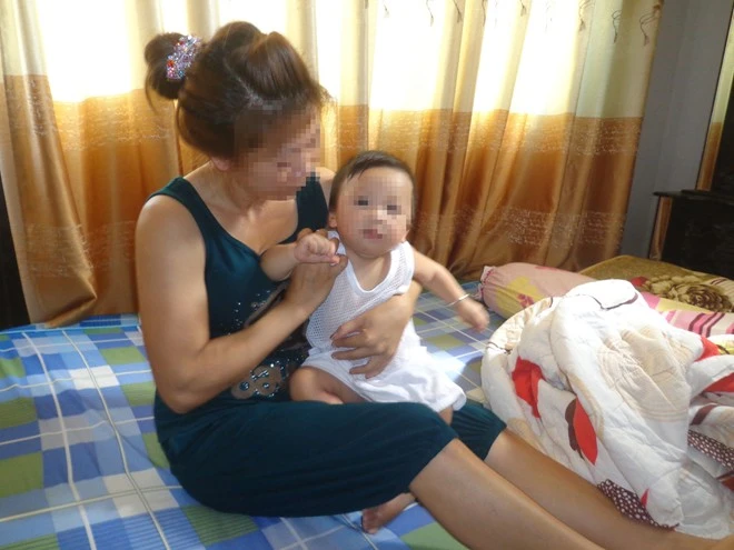 Chị Sang và con trai 8 tháng tuổi. Người mẹ trẻ đi tìm bố cho con trai trong nước mắt