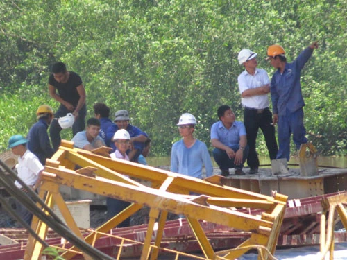 Một số công nhân, cán bộ dừng làm việc và theo dõi quá trình cứu nạn.Theo các công nhân, trong 5 người bị nạn có 2 người quê Hải Phòng, 3 người ở Thái Bình. sap1-1768-1404883185.jpg