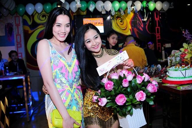 Trang Nhung cũng đến chúc mừng sinh nhật Tâm Triều Dâng. Hai chị em thân thiết kể từ khi đóng chung phimHợp đồng scandal. Tam Triều Dâng diện váy gợi cảm trong tiệc trưởng thành
