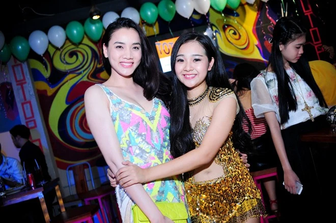 Tam Triều Dâng cho biết khi đóng chung với Trang Nhung, cô học hỏi được rất nhiều về diễn xuất. Tam Triều Dâng diện váy gợi cảm trong tiệc trưởng thành