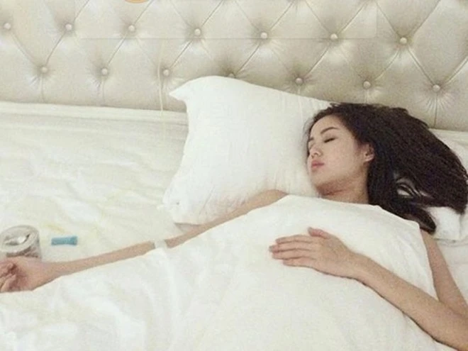 Mới đây nhất, hot girl kiêm diễn viên, VJ Tâm Tít vướng vào scandal tình – tiền với Thế Bảo - anh trai ca sĩ Bảo Thy. Sự việc bắt nguồn từ một status của Thế Bảo nói về cuộc tình cũ kéo dài 1 năm với người đẹp Hà thành trong đó tiết lộ nhiều chi tiết bất lợi cho Tâm Tít. Scandal không chỉ gây chú ý cho cư dân mạng mà một vài người nổi tiếng cũng vào cuộc bình luận. Không lâu sau, anh em Bảo Thy và Tâm Tít lên tiếng qua lại. Trong diễn biến mới nhất, một người bạn vừa đăng tải bức ảnh Tâm Tít nằm trên giường truyền nước biển vì tình hình sức khỏe tụt dốc. Người này viết hot girl Hà thành cả đêm không thể ăn uống và liên tục nôn khan… Mới đây nhất, hot girl kiêm diễn viên, VJ Tâm Tít vướng vào scandal tình – tiền với Thế Bảo - anh trai ca sĩ Bảo Thy. Sự việc bắt nguồn từ một status của Thế Bảo nói về cuộc tình cũ kéo dài 1 năm với người đẹp Hà Thành trong đó tiết lộ nhiều chi tiết bất lợi cho Tâm Tít. Scandal không chỉ gây chú ý cho cư dân mạng mà một vài người nổi tiếng cũng vào cuộc bình luận. Không lâu sau, anh em Bảo Thy và Tâm Tít lên tiếng qua lại. Trong diễn biến mới nhất, một người bạn vừa đăng tải bức ảnh Tâm Tít nằm trên giường truyền nước biển vì tình hình sức khỏe tụt dốc. Người này viết hot girl Hà thành cả đêm không thể ăn uống và liên tục nôn khan,…