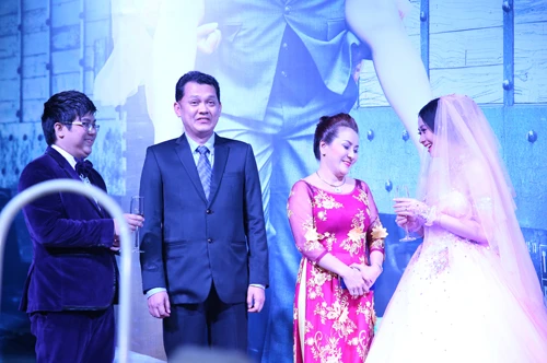Nghệ sĩ Ưu tú Hữu Châu (thứ hai từ trái qua) hạnh phúc khi làm chủ hôn cho cháu họ của mình. Nghệ sĩ Ưu tú Hữu Châu (thứ hai từ trái qua) hạnh phúc khi làm chủ hôn cho cháu mình.