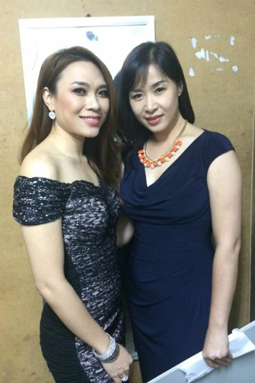 Vợ của cố đạo diễn Huỳnh Phúc Điền - chị Hải Anh - chụp ảnh cùng ca sĩ Mỹ Tâm. 3-4768-1405484295-4523-1405487933.jpg