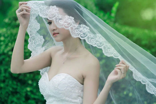 Yến Phương vừa tốt nghiệp ngành quản trị tại một trường đại học ở Mỹ. Cô vừa tốt nghiệp ngành quản trị tại một trường đại học ở Mỹ.