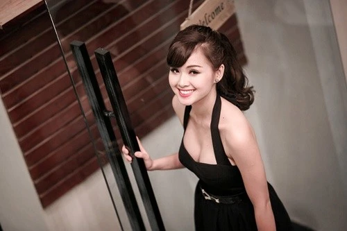 Tâm Tít từng được coi như một hot girl trong sạch, ngoại trừ nghi án tình cảm với tuyển thủ bóng đá Sỹ Mạnh một vài năm trước. Gần đây, cô bất ngờ trở thành trung tâm của bão scandal khi Thế Bảo – anh trai Bảo Thy - đột ngột tung hàng loạt thông tin về chuyện tình cảm của hai người trên mạng xã hội. Tuy giữ im lặng, song hàng loạt tin nhắn qua lại giữa hai bên do Bảo Thy và bạn bè Tâm Tít đưa lên cũng khiến nhiều người đặt dấu hỏi về cuộc tình này, cũng như chỉ trích cách sống của cô. Qua những thông tin được đưa ra, công chúng cũng phần nào thấy được đường tình không mấy phẳng lặng Tâm Tít. Dù khó có thể khẳng định ai đúng ai sai trong chuyện này, song có lẽ, cô khó có thể lấy lại hình ảnh ngọc nữ trước kia. Đường tình lận đận của những hot girl lấn sân showbiz