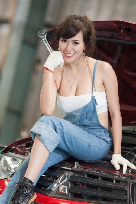 Không giống như những người đẹp bỏ bê học hành, Mai Thỏ chứng tỏ khả năng học tập đáng ngưỡng mộ của mình khi theo học một lúc hai trường: khoa Tài chính ngân hàng của ĐH Kinh tế Kỹ thuật Công nghiệp Hà Nội và khoa Tiếng Anh thuộc trường ĐH Hà Nội với điểm số khá tốt. Tuy còn khá trẻ và có nhiều triển vọng trong làng giải trí song tháng 5/2014 vừa qua, hot girl này đã đột ngột lên xe hoa với một chàng trai hơn mình 7 tuổi. Mới đây, cô cũng chia sẻ niềm hạnh phúc lớn lao khi mang trong mình đứa con đầu lòng. Những siêu vòng một từng khuấy động showbiz Việt