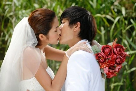 Cả hai khiến khán giả phát sốt với những màn kiss scene liên tục trong Đẹp từng centimet. Những cặp đôi duyên nợ 'yêu đi yêu lại' của màn ảnh Việt