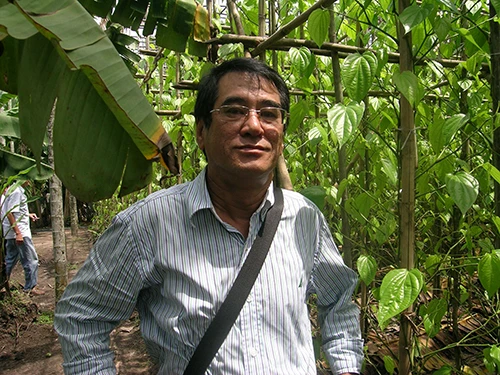 Chùm ảnh Nhà văn viếng thăm Đền Tưởng niệm Ngã Ba Giồng và 18 thôn vườn trầu (3) ảnh 13 Chùm ảnh Nhà văn viếng thăm Đền Tưởng niệm Ngã Ba Giồng và 18 thôn vườn trầu (3) ảnh 13