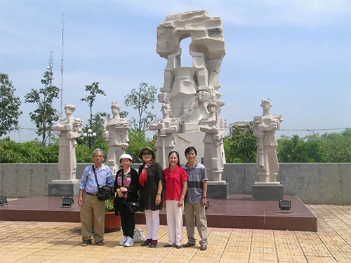 Chùm ảnh Nhà văn viếng thăm Đền Tưởng niệm Ngã Ba Giồng và 18 thôn vườn trầu (3) ảnh 7 Chùm ảnh Nhà văn viếng thăm Đền Tưởng niệm Ngã Ba Giồng và 18 thôn vườn trầu (3) ảnh 7