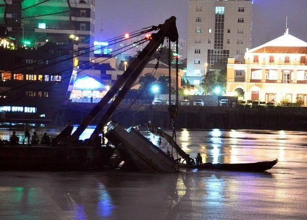 Chìm xà lan gần hầm Thủ Thiêm, 3 người được cứu ảnh 1