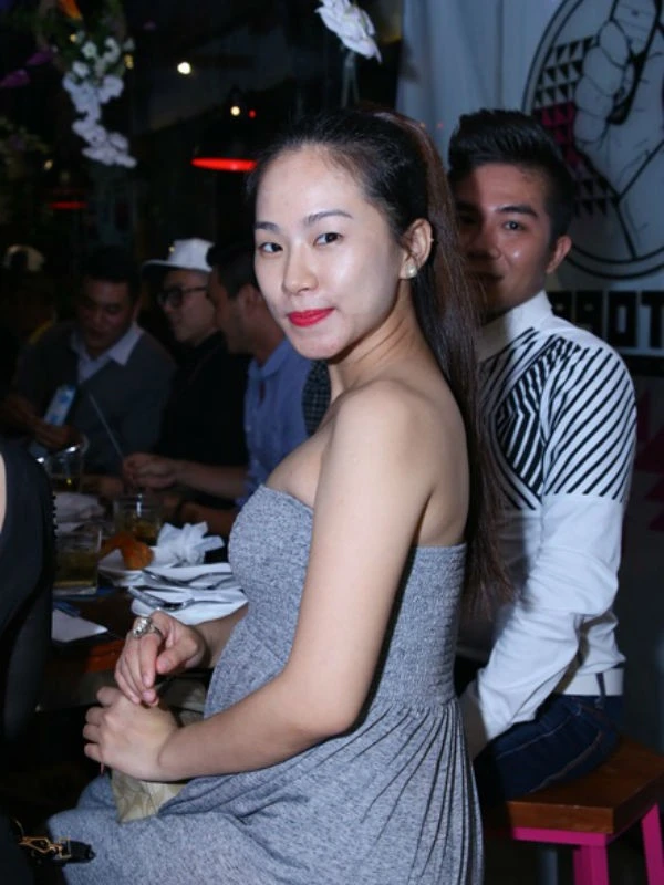 Ở những góc chụp nghiêng, vòng hai của Lương Bích Hữu to bất thường. Trước nghi án bầu bí, nữ ca sĩ đã trả lời mập mờ với một trang báo mạng: "Tôi cũng không hiểu sao nhiều người lại quan tâm và hỏi chuyện tôi có bầu thế. Nhưng hiện tại tôi không muốn trả lời gì về tin đồn này. Nếu như tôi có bầu, tôi sẽ sinh con và lúc đó mọi người thấy tôi bế con thì hãy hỏi, tôi sẽ nói chứ bây giờ, tôi không có gì để nói cả". 4 mỹ nhân Việt mập mờ chuyện mang thai, sinh con