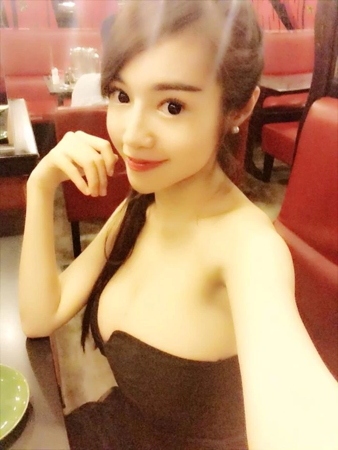 Elly Trần nổi tiếng với biệt danh “siêu vòng một” nóng bỏng. Cô hoạt động khá nhiều lĩnh vực như người mẫu, diễn viên, ca sĩ... song thời gian qua, cái tên Elly Trần vắng bóng trong các sự kiện của làng giải trí. Theo chia sẻ của một nguồn tin thân cận với Elly, hot girl này đã bí mật sinh con. Thông tin này khiến khán giả ngỡ ngàng bởi trước đó, hot girl hiếm khi chia sẻ về chuyện tình cảm. 4 mỹ nhân Việt mập mờ chuyện mang thai, sinh con