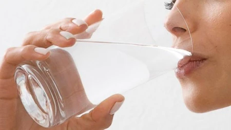 Những mẹo nhỏ giúp kiểm soát sự thèm ăn ảnh 2 3. Uống nhiều nước hơn
