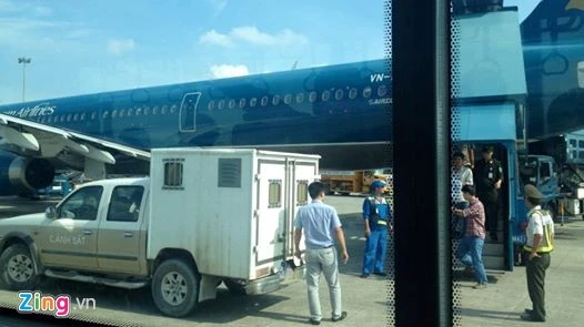 Tội phạm được công an di lý trên một chuyến bay. Ảnh Tiên Trần Ảnh Tiên Trần