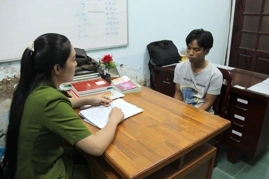 Nguyễn Ngọc Tuấn (phải) trình bày lời khai về vụ đánh nhau