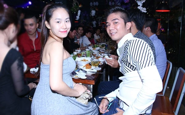Lương Bích Hữu:Gần đây, “cô gái Trung Hoa” khiến dư luận xôn xao khi xuất hiện với thân hình mũm mĩm, chiếc bụng to tướng trong buổi sinh nhật của Lâm Chí Khanh. Những mỹ nhân showbiz Việt vướng ồn ào 'cướp chồng'
