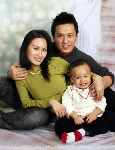 Tuyết Ngọc:Lam Trường kết hôn cùng người yêu Việt kiều Ngô Ý Lan vào năm 2004. Sau khi có với nhau một cậu con trai kháu khỉnh, năm 2011 Lam Trường bất ngờ tuyên bố “đường ai nấy đi” với Ngô Ý An. Nguyên nhân được cho là bởi sự xuất hiện của người mẫu Tuyết Ngọc. Những mỹ nhân showbiz Việt vướng ồn ào 'cướp chồng'