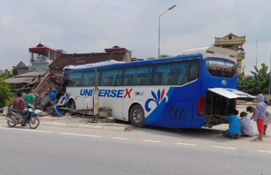 Một phần ngôi nhà đổ sập sau cú tông của xe khách. Một phần ngôi nhà đổ sập sau cú tông của xe khách.