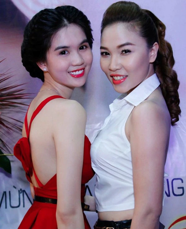 Với Ngọc Trinh, người mẫu nội y có khá nhiều bức ảnh “đọ ngực” với các người đẹp khác. Đặc biệt trong số đó có cô bạn thân người mẫu Quỳnh Thư. Họ từng đứng đối diện và “giao lưu” với nhau bằng bộ ngực đầy đặn. Với Ngọc Trinh, người mẫu nội y có khá nhiều bức ảnh “đọ ngực” với các người đẹp khác. Đặc biệt trong số đó có cô bạn thân người mẫu Quỳnh Thư. Họ từng đứng đối diện và “giao lưu” với nhau bằng bộ ngực đầy đặn.