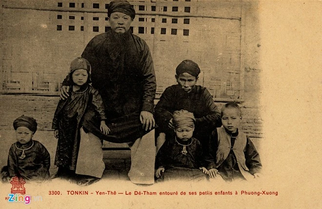 Bức bưu ảnh thủ lĩnh nghĩa quân Hoàng Hoa Thám cùng các cháu tại Yên Thế. Ông sinh năm 1846, mất 1913. Cuộc đời người anh hùng rừng núi gắn với các cuộc khởi nghĩa, trong đó ngót 30 năm ông lãnh đạo Khởi nghĩa Yên Thế (1884-1913) - cuộc đối đầu vũ trang giữa những người nông dân ly tán tại vùng Yên Thế Thượng và sau đó là Thái Nguyên. Bức bưu ảnh thủ lĩnh nghĩa quân Hoàng Hoa Thám cùng các cháu tại Yên Thế.