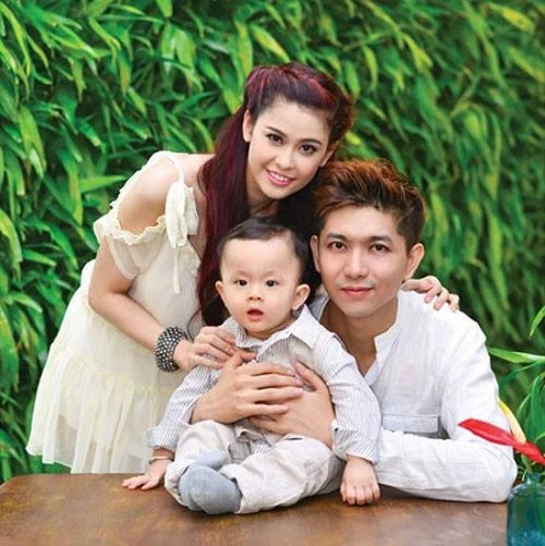 Ngay sau khi những bức ảnh đi mua sắm đồ dùng cho trẻ sơ sinh cùng nhau xuất hiện, cả hai cũng im lặng và để mặc cho dư luận “xôn xao”. Cho đến một ngày, Tim quyết định chính thức lên tiếng về mối quan hệ của họ và khán giả mới thực sự biết rõ về chuyện tình cảm của cặp đôi này. Sao Việt sinh con cho bạn trai không cần đám cưới