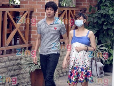Năm 2012, bất ngờ nữ ca sĩ diễn viên Trương Quỳnh Anh vắng bóng trên các sân khấu và màn ảnh. Khán giả của cô cũng ít ai biết lý do vì sao cho đến khi hình ảnh của cô xuất hiện trên các trang tin với bụng bầu. Sánh bước bên cô nàng trong những bức ảnh là nam ca sĩ Tim. Sao Việt sinh con cho bạn trai không cần đám cưới