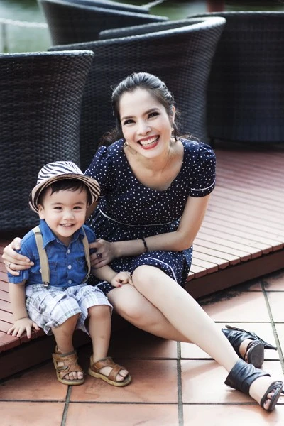 Sau một thời gian vắng bóng, cuối năm 2012, Kiều Thanh trở lại showbiz và công khai việc mình đã có cậu con trai một tuổi mang tên Nam Khánh. Nữ diễn viên không chia sẻ lý do mình trở thành một bà mẹ đơn thân mà chỉ giải thích, mỗi người phụ nữ đều có hoàn cảnh riêng trong cuộc sống. Sao Việt sinh con cho bạn trai không cần đám cưới