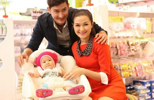 Cô khẳng định: “Tôi và anh Khánh đã có thời gian gần 3 năm ở bên nhau, tôi tin anh ấy đủ chững chạc để hiểu rõ giá trị những thứ mà anh ấy đang có và cần làm thế nào để gìn giữ”. Trong một bài phỏng vấn mới đây, Huy Khánh cũng chia sẻ, đến năm con 3 tuổi, có thể anh và bạn gái sẽ tổ chức lễ cưới. Sao Việt sinh con cho bạn trai không cần đám cưới