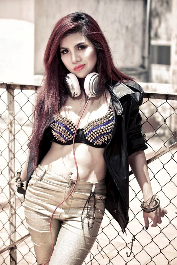 Nữ DJ đình đám Hà thành thường "quên" cài khuy áo ngực cả trên sàn diễn lẫn ngoài đời thường. Sao Việt 'quên' cài khuy áo ngực, khoe khéo vòng 1 bốc lửa