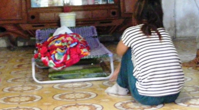 Người thân đau buồn trước cái chết đột ngột của cháu Thảo.
