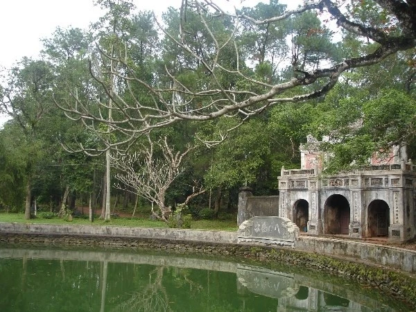 Khuôn viên chùa Từ Hiếu, nơi có nghĩa trang thái giám với 25 ngôi mộ. Khuôn viên chùa Từ Hiếu, nơi có nghĩa trang thái giám với 25 ngôi mộ
