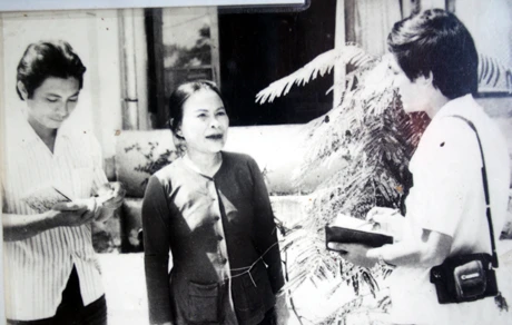 &nbsp;Chị Hoàng Thị Liên gặp gỡ báo chí năm 1968 tại Bến Thủy (ảnh do nhân vật cung cấp).