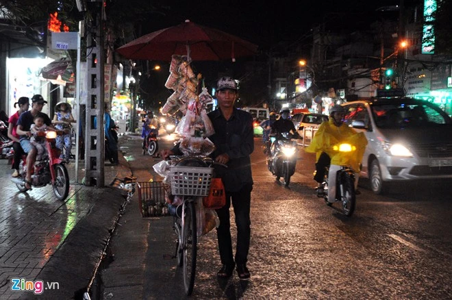 Cũng từ miền Bắc vào, người đàn ông bán kẹo dạo phải chạy xe khắp thành phố mỗi ngày thì mới bán được chừng vài trăm ngàn. Người đàn ông bán kẹo dạo trên đường Trường Chinh (quận Tân Bình).