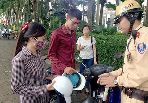 Hà Nội: Bốn trên 21 mẫu mũ bảo hiểm đạt chuẩn ảnh 2 Hà Nội: Bốn trên 21 mẫu mũ bảo hiểm đạt chuẩn ảnh 2