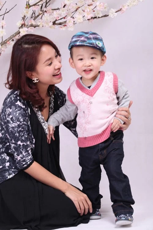 Vân Hugo và con trai. 6 bà mẹ đơn thân quyến rũ bậc nhất Vbiz