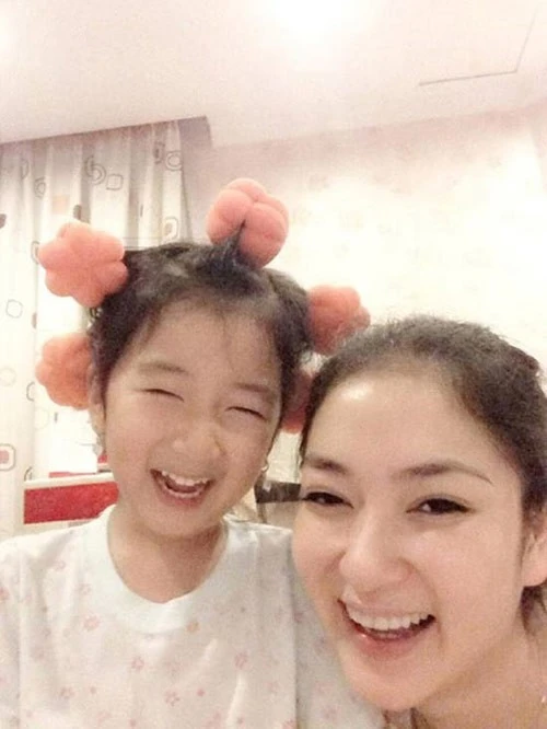 Người đẹp rất hài lòng về cuộc sống single mom của mình. 6 bà mẹ đơn thân quyến rũ bậc nhất Vbiz