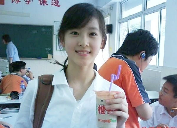 Tấm ảnh khiến cô nữ sinh Chương Trạch Thiên trở thành Cô gái trà sữa nổi tiếng trên mạng. Tấm ảnh khiến cô nữ sinh Chương Trạch Thiên trở thành Cô gái trà sữa nổi tiếng trên mạng.