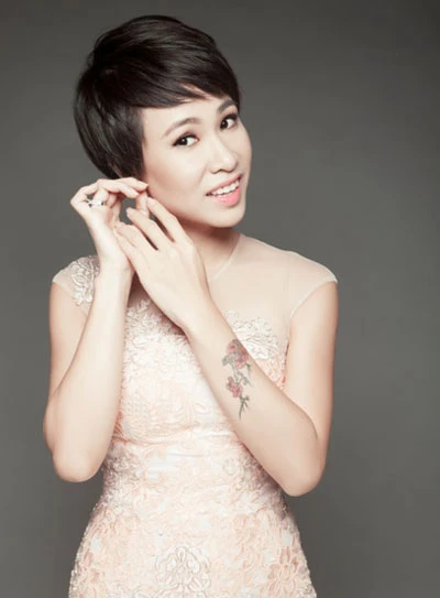 Hình hoa đào ở tay được Uyên Linh tượng trưng cho sự sinh sôi nảy nở, thậm chí là trên vùng đất xấu, hoa vẫn có thể nở
