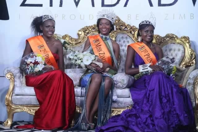 Thabiso Phiri (giữa) và 2 á hậu trong khoảnh khắc đăng quang hồi tháng 6. Hoa hậu Zimbabwe trả vương miện vì lộ ảnh nude