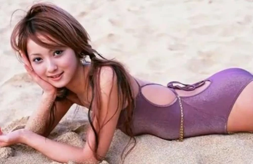 Thời mới vào làng giải trí, người mẫu chưa thực sự rực rỡ. những năm đầu vào làng giải trí.