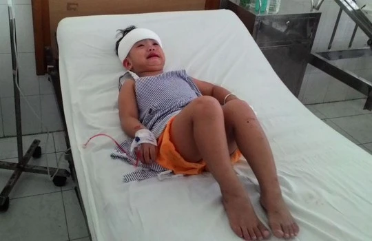 Một bé gái bị thương trong vụ tai nạn. Lật toa xe tại Khu du lịch núi Bà Đen, 14 người cấp cứu